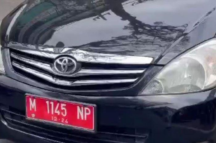 Kijang Innova dinas serempet mobil dan melarikan diri