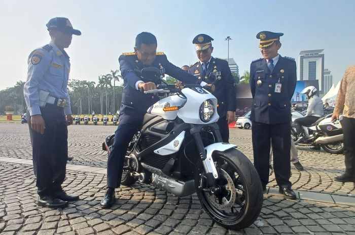 Sekda DKI Jakarta, Joko Agus Setyono menjajal Moge Listrik untuk petugas Patwal Dinas Perhubungan DKI Jakarta, Senin (18/9/2023).