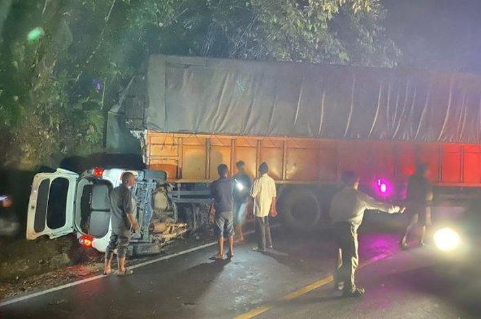 Xenia jadi ganjal truk tronton yang loyo di tanjakan