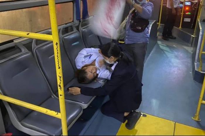 Kondektur bus di Thailand pingsan dan sulit bernapas gara-gara bau durian bawaan penumpang