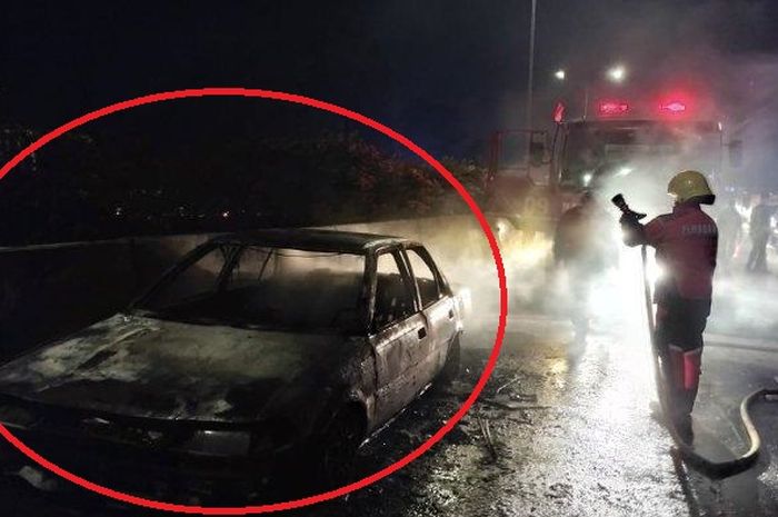 Dalam lingkaran merah petugas pemadam kebakaran memadamkan api dari Toyota Corolla Twincam 1991 yang meledak dan terbakar hebat di tol Purbaleunyi KM130/A