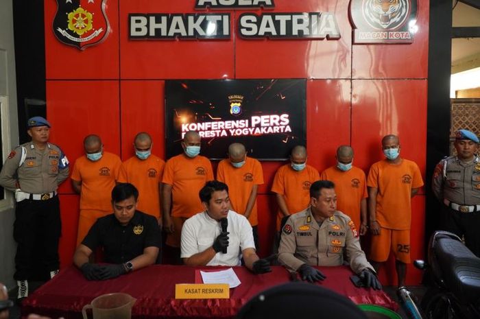 Jajaran Sat Reskrim Polresta Yogyakarta mengamankan 7 pelaku penimbunan BBM Subsidi, Rabu (20/9/2023), modusnya ngasih tip ke petugas SPBU buat borong 800 liter Pertalite