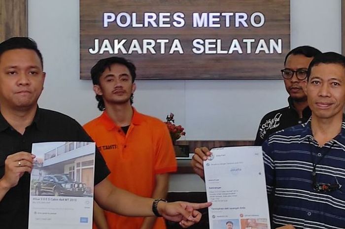 Pelaku penipuan jual beli mobil di Facebook berinisial DSP diamankan jajaran Polres Metro Jakarta Selatan, Rabu (20/9/2023). Pelaku menipu seorang warga Jaksel yang berminat membeli Toyota Hilux.