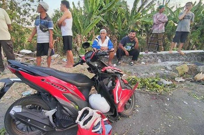 Sasis Honda Vario 125 patah di ring road barat kota Madiun, Jawa Timur akibat tertimpa pohon tumbang, pengendara wanita tewas