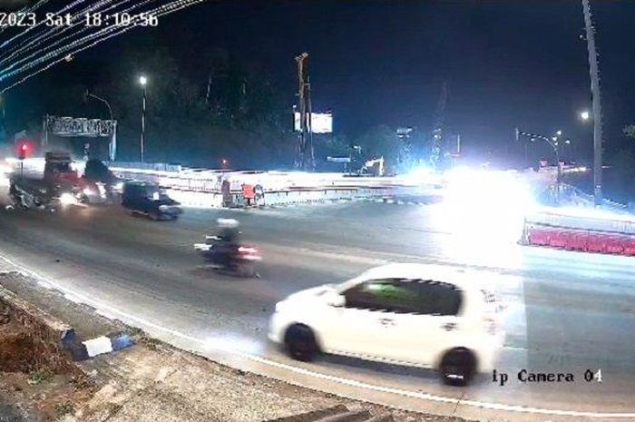 Detik-detik kecelakaan maut di exit Tol Bawen, Semarang, Sabtu (23/9/2023) malam. Sebuah truk diduga mengalami rem blong hingga menyeruduk kendaraan yang berhenti di lampu merah.