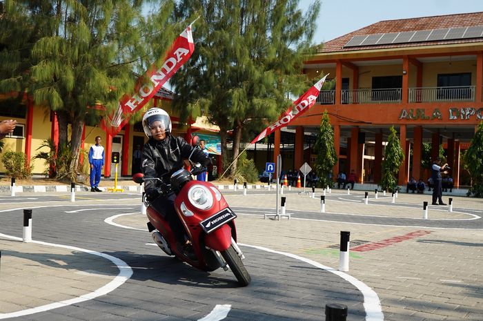 Bukti komitmen nyata terhadap keselamatan berkendara, AHM resmikan Safety Riding Laboratory ke-6 dan kegiatan lainnya.