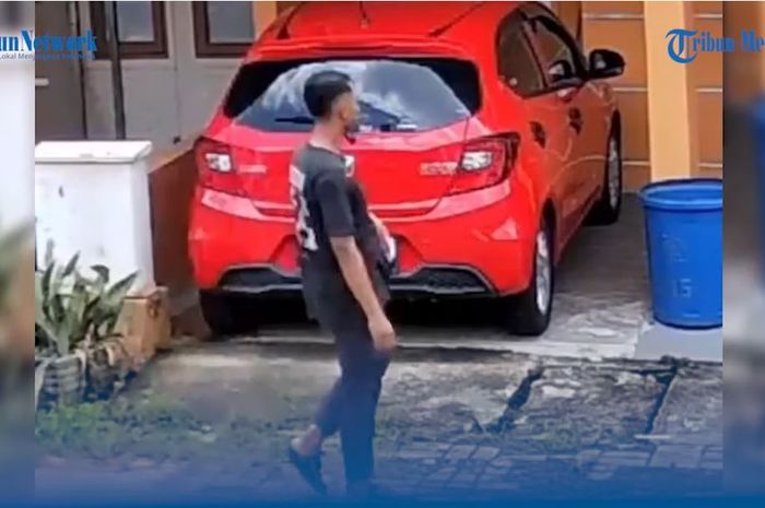 Rekaman CCTV saat pelaku maling bernama Efan (28) menggondol Honda Brio yang tengah dipanasi mesinnya di garasi rumah pemilik