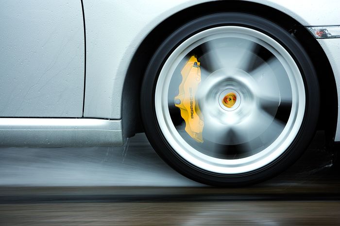 Kenapa pelek mobil kadang terlihat berputar mundur saat mobil melaju?