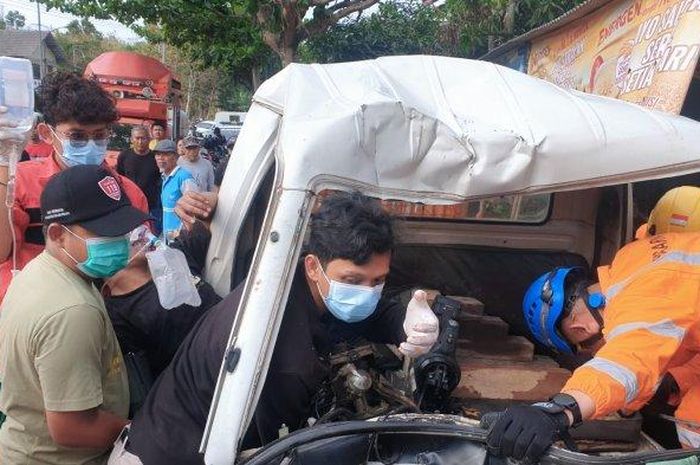 Proses evakuasi sopir Mitsubishi Colt T120SS yang terjepit di kabin usai tabrak tiang listrik di Sentolo, Kulon Progo