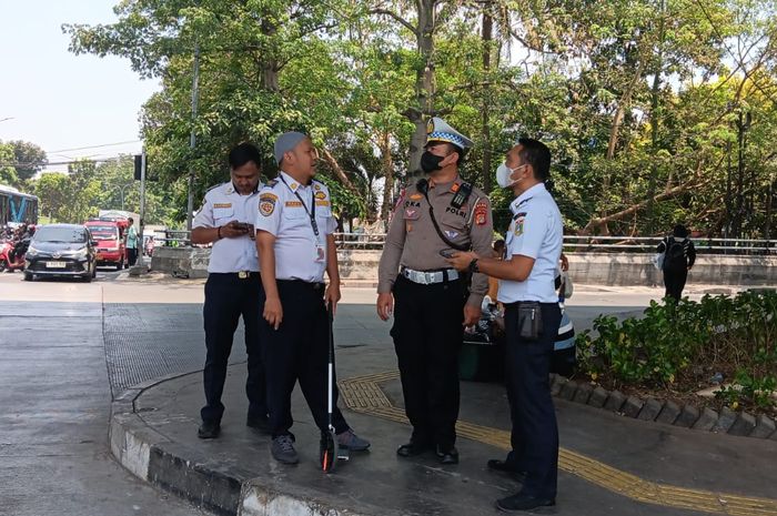Pencurian kabel TL di wilayah Pasar Rebo, Jakarta Timur