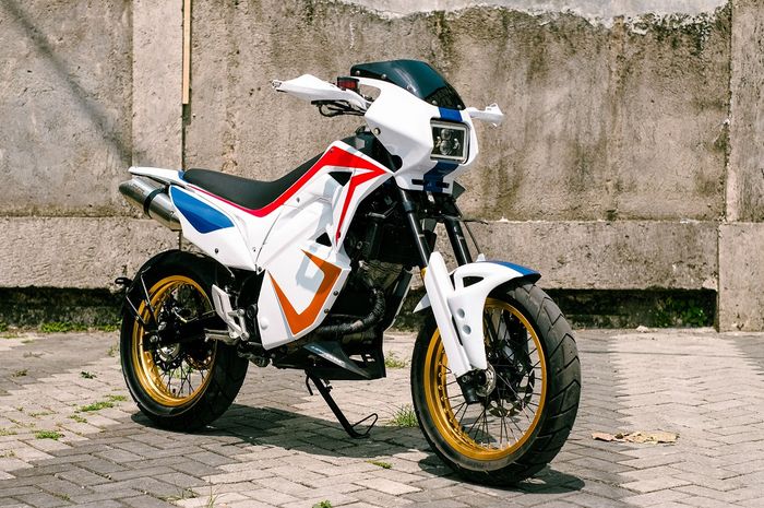 Workshop Rainbow Moto Builder memodifikasi Honda CB150R menjadi besutan Kamen Rider