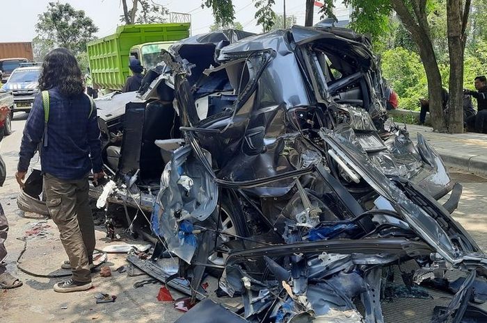 Toyota Kijang Innova Reborn hancur lebur, bodi tercacah bak masuk mesin penggilingan usai tabrak dua truk di Jl Soekarno-Hatta, Palembang