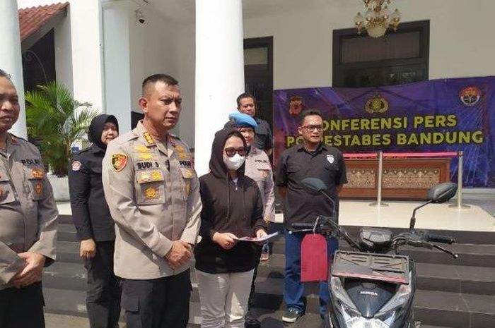 Kapolrestabes Bandung, Kombes Pol Budi Sartono mengembalikan Honda BeAT Street ke MIP yang sebelumnya jadi korban begal dan dipalak oknum Polisi saat bikin laporan