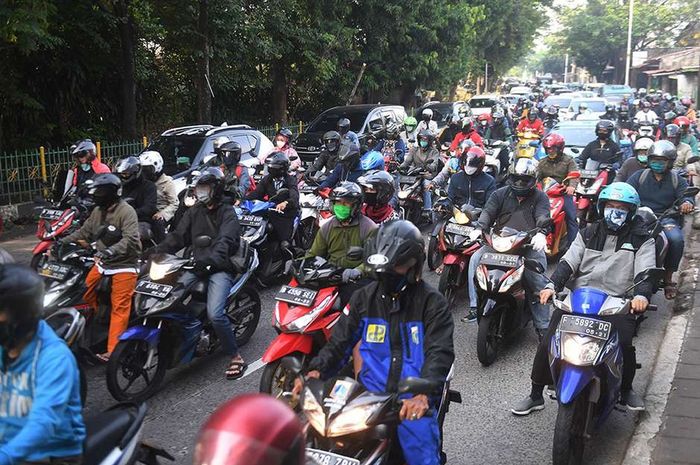 Arus lalu lintas motor di Lenteng Agung, DKI Jakarta begitu padat