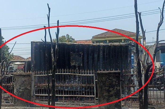 Dalam lingkaran merah truk boks yang dipakai angkut Solar dalam toren terbakar di Jl Kosambi, desa Pancawati, Klari, Karawang, Jawa Barat