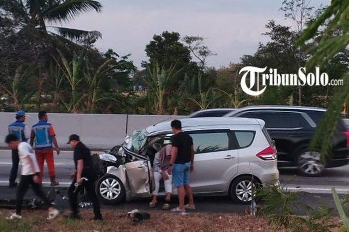 Suzuki Ertiga remuk wajah usai tusuk truk dari belakang di Tol Semarang-Solo