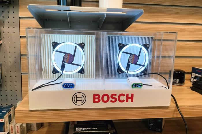 Uji coba sederhana tunjukan filter kabin Bosch (kanan) lebih cepat membersihkan udara dibandingkan filter kabin bawaan mobil (kiri)