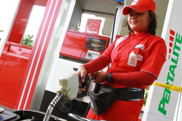 Ilustrasi motor isi bensin Pertalite dicampur Pertamax.