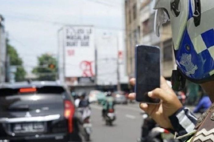 Ilustrasi: Begini cara cek tilang elektronik via online, bisa dari handphone.