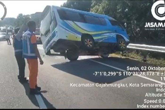 Isuzu Elf dievakuasi usai terguling di ruas tol Jatingaleh, Semarang akibat disundul bus dari belakang