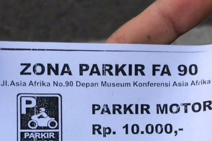 Tarif parkir liar Rp 10 ribu