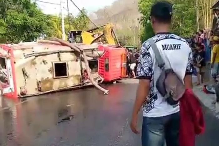 Truk Pemadam Kebakaran Kota Bima, Nusa Tenggara Barat terguling saat perjalanan menuju lokasi kebakaran