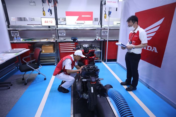 Masngudin saat mengikuti kompetisi antara teknisi motor Honda