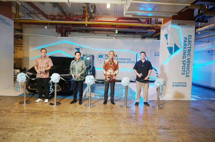 Peresmian area privilege parking dan charging station untuk EV Toyota di ASHTA District Mall, Jakarta Selatan (3/10/2023) 