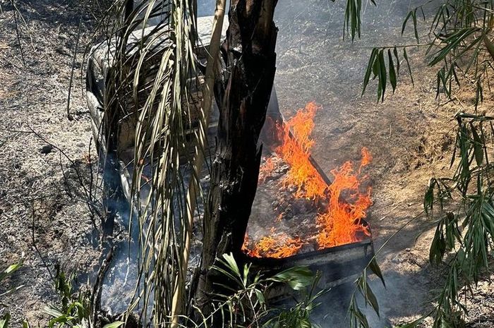 Mobil pikap meledak dan tebakar usai terjun ke jurang di Bulango Utara, Bone Bolango, Gorontalo