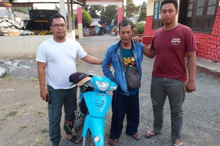 Subairi (tengah) ditangkap Polisi Polsek Wongsorejo karena posting Suzuki Shogun teman yang sudah beri tumpangan hidup