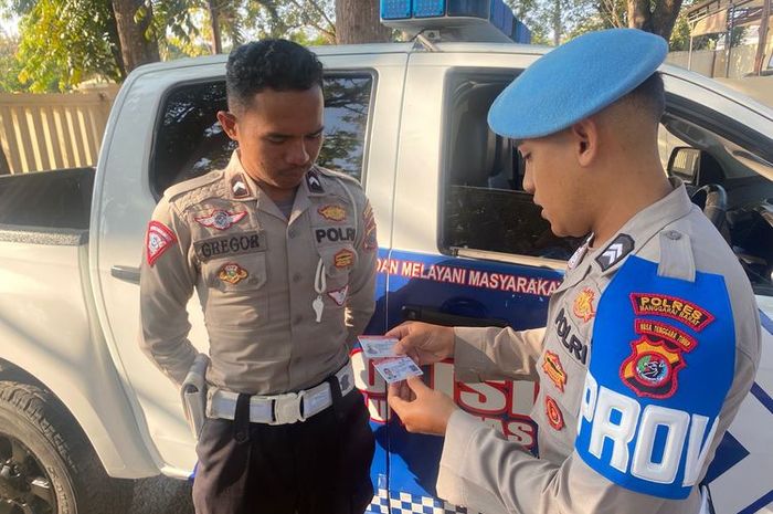 Anggota Propam merazia personel Polisi Polres Manggarai Barat, Nusa Tenggara Timur