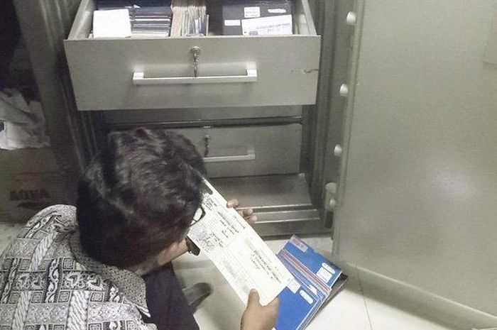 Petugas BPKAD saat mengecek BPKB mobil dan motor dinas milik Pemkab Sidoarjo, ada ratusan BPKB hilang belum ketemu