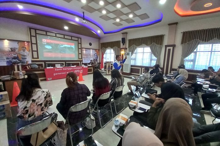 Fokus keamanan berkendara motor, AHM ajak ribuan mahasiswa jadi generasi peduli keselamatan.