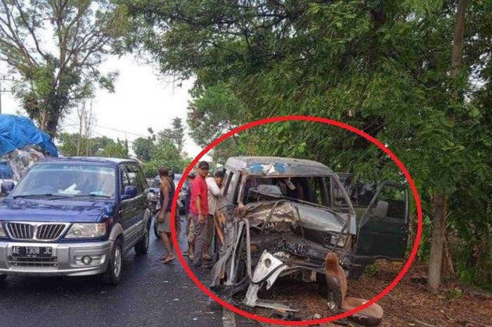 Dalam lingkaran merah, Daihatsu Zebra yang hancur ditabrak depan bus PO Bagong hingga sopir kejepit di kabin