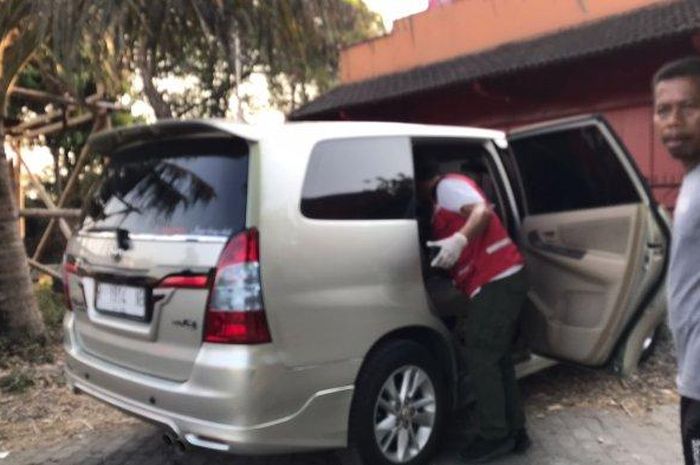 Sesosok mayat ditemukan di dalam kabin Toyota Kijang Innova di Cepit, Pendowoharjo, Sewon, Bantul
