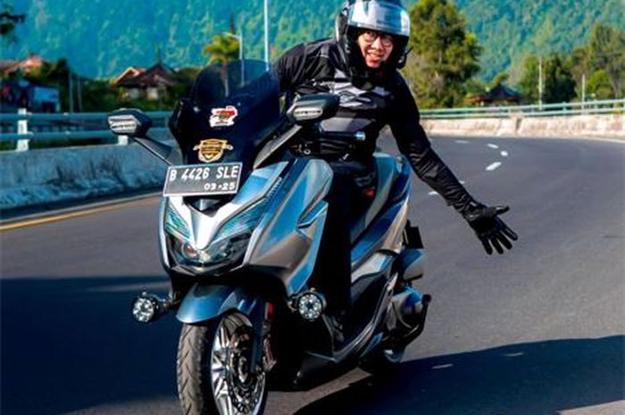 Tangkap layar mantan Menag Lukman Hakim Saifuddin riding Honda Forza di Bali.