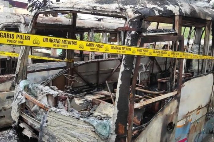 Bus Trans Musi yang terbakar misterius di terminal Alang-Alang Lebar kota Palembang, Sumatera Selatan