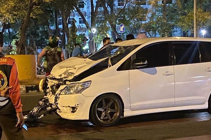 Toyota Kijang Innova yang menabrak pemotor bonceng tiga hingga tewas di Jl Benyamin Suaeb, Kemayoran, Jakarta Pusat