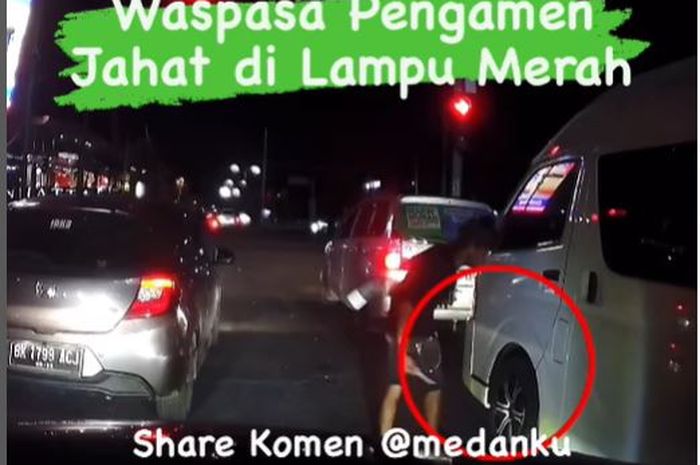 Pengamen di lampu merah kota Medan, Sumatera Utara menusuk ban depan Toyota HiAce menggunakan benda mirip obeng