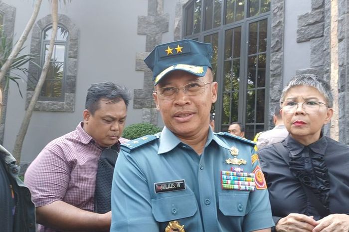 Kapuspen TNI, Laksamana Pertama Julius Widjojono menjelaskan sosok prajutit TNI Serma S yang dikeroyok 8 orang di Pondok Ranggon