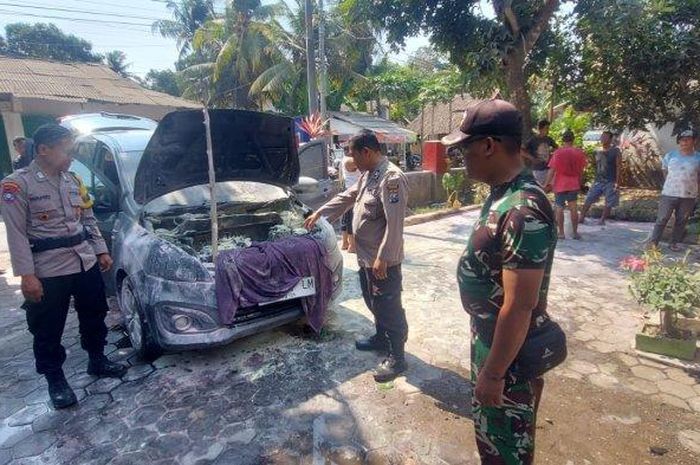 Suzuki Ertiga terbakar di halaman rumah saat menungga antrean cuci mobil di desa Kesilir, Wuluhan, Jember, Jawa Timur
