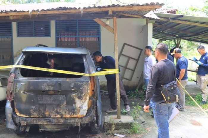 Tim Labfor Polda Sumut selidiki penyebab terbakarnya Daihatsu Xenia milik Ketua LPA Labuhanbatu, Sumatera Utara