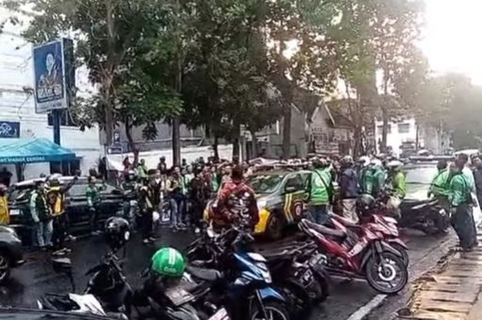 Cuplikan rekaman video massa ojek online menggeruduk sebuah kantor leasing di Jl Naripan, kota Bandung dan nyaris bentrok dengan debt collector