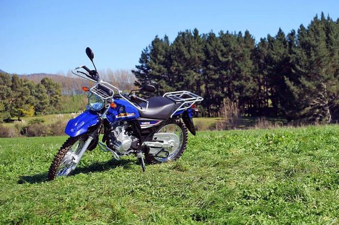 Penampakan Yamaha AG125, motor dual purpose seharga Yamaha R15 yang dikhususkan untuk penggunaan perkebunan dan pertanian.