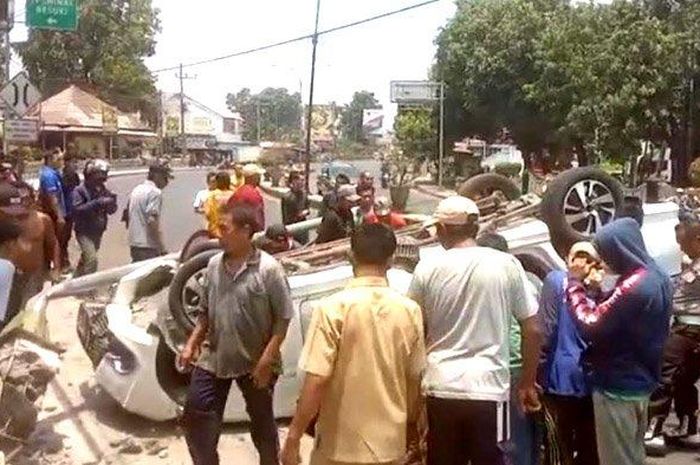 Toyota Avanza yang mengangkut 3 turis Belgia terbalik di Situbondo akibat sopir nyalip kiri tebas rambu lalu lintas
