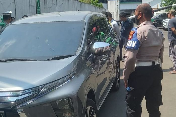 Mitsubishi Xpander dikerumuni Polisi dan warga di Jl Kapten Tendean, Mampang Prapatan, Jakarta Selatan, sopir ditemukan tewas serangan jantung