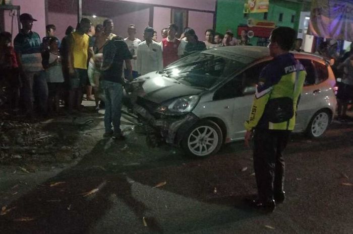 Honda Jazz GE8 yang menabrak dua pemotor hingga masuk rumah sakit di Jl Brigjend Sutoyo desa Sukorejo, Bojonegoro, Jawa Timur