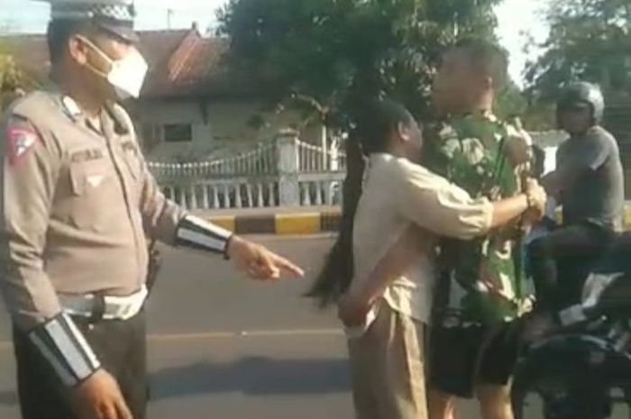 Prajurit TNI, Pratu RG berkaos loreng hijau ajak duel anggota Polisi yang mengingatkan agar pakai helm di Sikka, Nusa Tenggara Timur