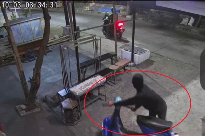 Vespa 1972 warna biru nopol B 3122 CS yang digondol maling dari teras rumah pemilik di Jl Rawamangun Muka Selatan, Pisangan Timur, Pulogadung, Jakarta Timur