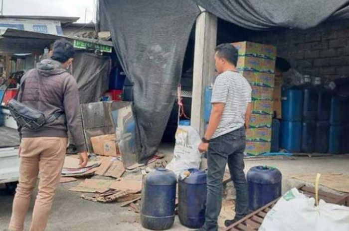 Jajaran Sat Reskrim Polres Bangli mengamankan barang bukti penimbunan Pertalite, pelaku terancam denda kurungan maksimal 6 tahun dan denda Rp 60 miliar.